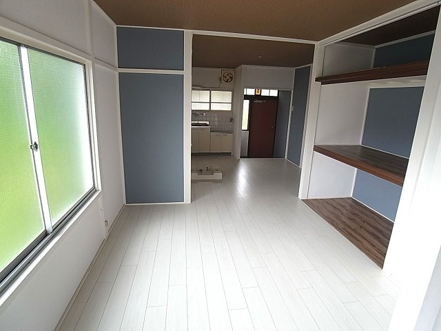 CoCoハイツの居間・リビング|風通しも良好なお部屋