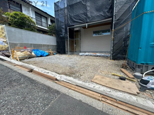 緑豊かで閑静な住宅街に立地し、落ち着いた子育て環境を求めるファミリー層に適したエリアです。