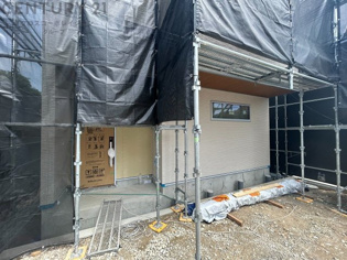 バス停まで徒歩1分、バス乗車10分と駅への移動が楽で、雨の日や朝の忙しい時間帯でも移動のストレスがありません。
