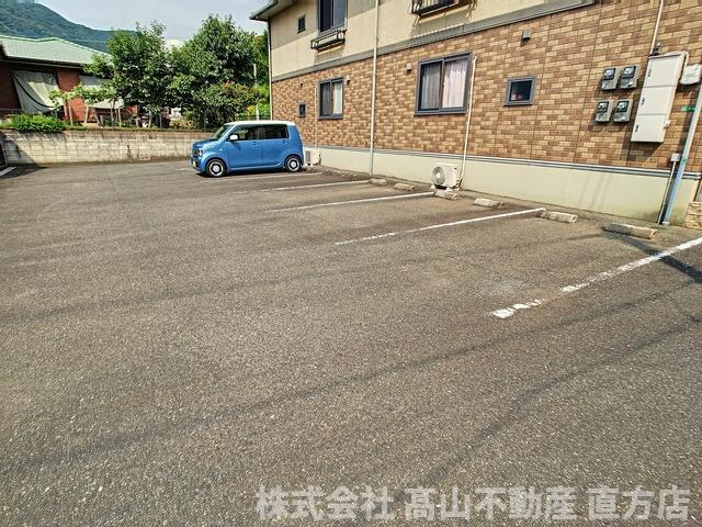 北九州市八幡西区星ケ丘４丁目のアパートの駐車場