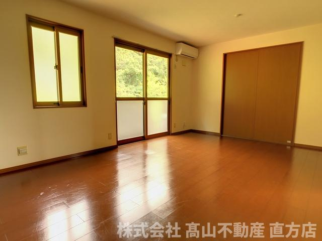 北九州市八幡西区星ケ丘４丁目のアパートの居間・リビング