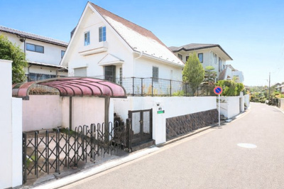 【前面道路含む現地写真】 | ◆◇横浜市港南区日限山一丁目　建築条件無し売地◇◆ | ◆前面道路も幅員があり車の運転も安心！前面道路は閑静な住宅地。車通りの少ない道路です。お子様にも安心です。