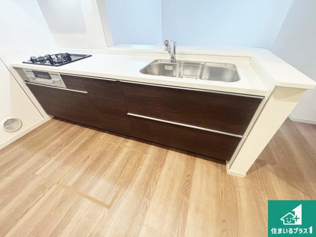大阪市東住吉区照ケ丘矢田　第9期　新築一戸建てのキッチン|収納豊富！浄水器付きキッチン！お子さまの様子を見ながらお料理を楽しむことができますね。家族のコミュニケーションが増え会話もはずみそう！