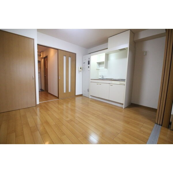 センチュリーパーク新川1番館の居間・リビング