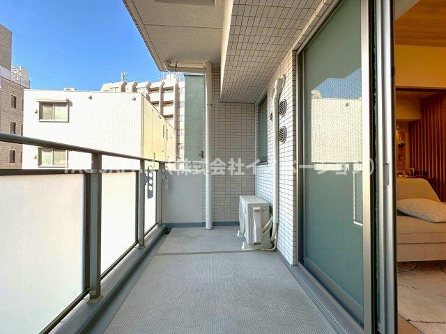 ルジェンテ南大塚のバルコニー|気持ちの良い日差しがふんだんに注ぐ開放的なワイドバルコニー。ロケーションの良さはもちろん、風通しも良く不思議と空が近く感じられます。