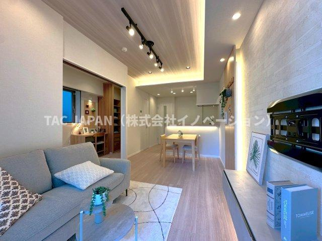 ルジェンテ南大塚の居間・リビング|万が一の不具合に対応したアフターサービス保証付きリノベーションでご入居後も安心サポート。お部屋に合わせたエアコン（1台）や家具を設置したモデルルームとしての販売です。ぜひお気軽に見にいらしてください。