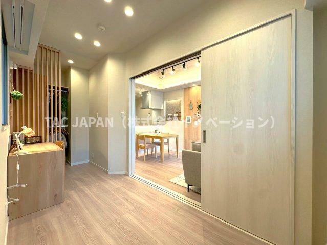 ルジェンテ南大塚の洋室|快適なプライベートスペースとして活用できる洋室（約5.6帖）。ディテールの拘りが感じられるオープンクローゼット完備。普段はリビングとの仕切り戸を開いて開放的にお使いいただいても良いですね。