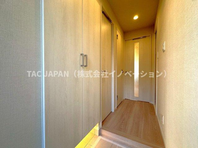 ルジェンテ南大塚の玄関|日頃からスッキリ使いたい玄関スペースには天井まで届く鏡付きの大型シューズボックスにくわえクローゼットを完備。明るく清潔感ある印象の素敵なお部屋に生まれ変わりました。