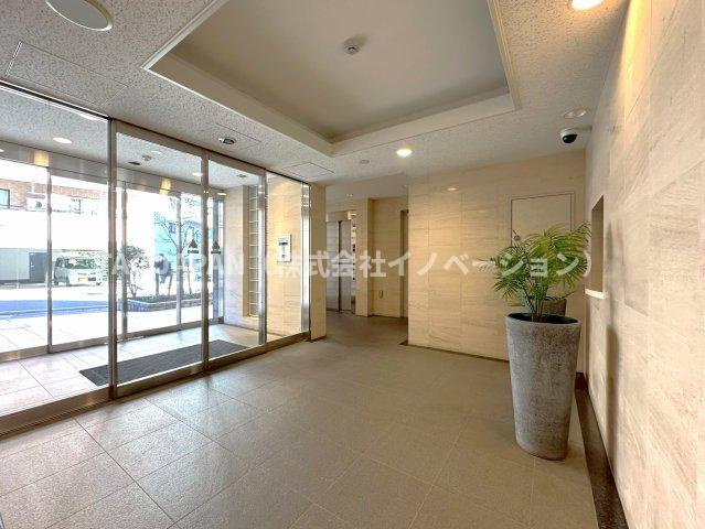 ルジェンテ南大塚のエントランス|管理状態の良さが伺える清潔感あるエントランス。都心の生活に欠かせないモニター付きオートロック、宅配ボックス、防犯カメラなども整っています。