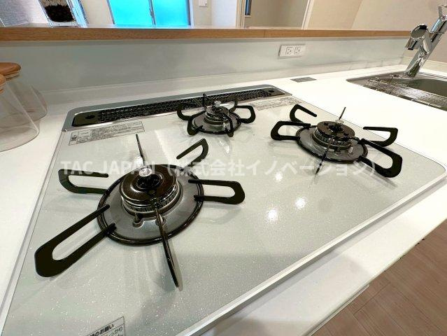 ルジェンテ南大塚のキッチン|【ガラストップ3口コンロ】
焼物を作りながら炒め物や煮込みも同時に調理！お調理の幅が広がる3口コンロ（お手入れ楽々ガラストップタイプ）。