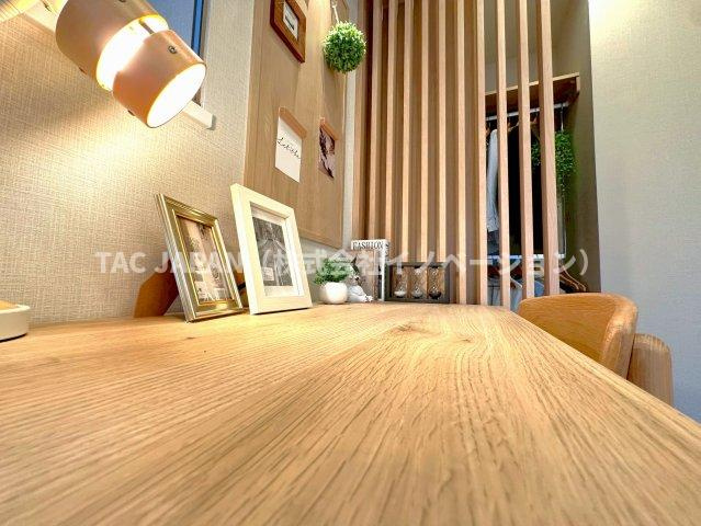 ルジェンテ南大塚の洋室|お部屋に合わせた家具やエアコンを設置したモデルルーム販売です。キッチンやお風呂などの水まわり、壁や天井・床なども全て新品！万が一の不具合でもアフター保証付リノベーションなのでご入居後も安心サポート。