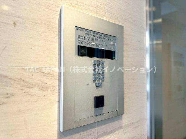 ルジェンテ南大塚の防犯設備|【モニター付きオートロック】
非接触機能付きオートロックシステム完備。清潔感あるエントランスからも管理状態の良さが伺えます。