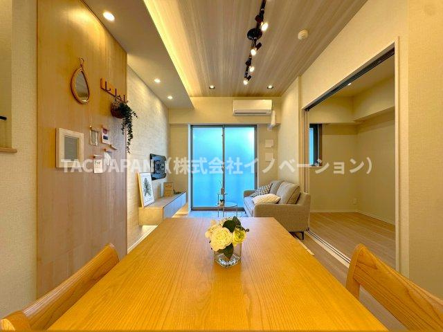 ルジェンテ南大塚の居間・リビング|【家具・エアコン付き販売】
くつろぎと癒しを満喫できる上質なリビングを創造しました。万が一の不具合に対応したアフターサービス保証付きリノベーションでご入居後も安心サポート。