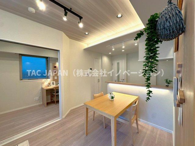 ルジェンテ南大塚の居間・リビング|【家具・エアコン付き販売】
くつろぎと癒しを満喫できる上質なリビングを創造しました。万が一の不具合に対応したアフターサービス保証付きリノベーションでご入居後も安心サポート。