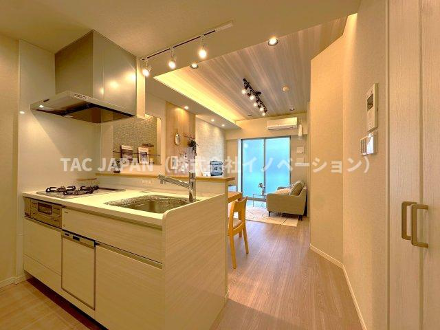 ルジェンテ南大塚の居間・リビング|【家具・エアコン付き販売】
くつろぎと癒しを満喫できる上質なリビングを創造しました。万が一の不具合に対応したアフターサービス保証付きリノベーションでご入居後も安心サポート。