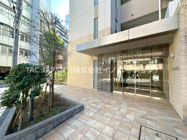 ルジェンテ南大塚のエントランス|【2010年8月築】
下町風情と再開発による洗練さが共存する大塚駅から徒歩4分！オートロックや宅配BOXを備えた『ルジェンテ大塚』は築後約16年の時を経ても色褪せることなく存在感をアピールしています。