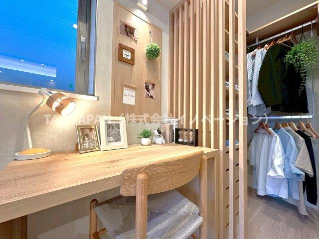 ルジェンテ南大塚の洋室|快適なプライベートスペースとして活用できる洋室（約5.6帖）。ディテールの拘りが感じられるオープンクローゼット完備。普段はリビングとの仕切り戸を開いて開放的にお使いいただいても良いですね。