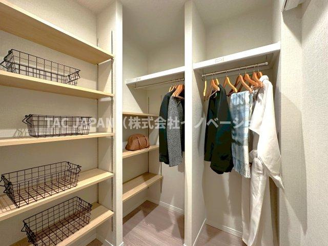 ルジェンテ南大塚の収納|お洋服や趣味の物をはじめ生活用具までなんでも入れられるマルチウォークインクローゼット。リビングと離れた設計ですので日頃からスッキリお過ごしいただけます。