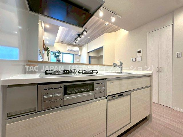 ルジェンテ南大塚のキッチン|お料理の合間にも感じられる風景画のようなロケーション。食事の時間がバラバラでも最後の人がスイッチONで洗い物が完結できるビルトイン食器洗浄乾燥機・便利な浄水シャワー栓・ガラストップ三口コンロ等を完備。