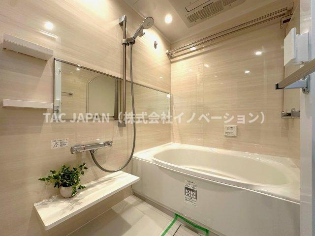 ルジェンテ南大塚の浴室|【ミストサウナ機能】
ワンタッチでお湯張りや追炊ができるオートバスと足を伸ばせる浴槽、快適なミストサウナ機能付き浴室で24時間いつでも快適にリフレッシュ。雨のお洗濯などに便利な浴室換気乾燥機も完備。