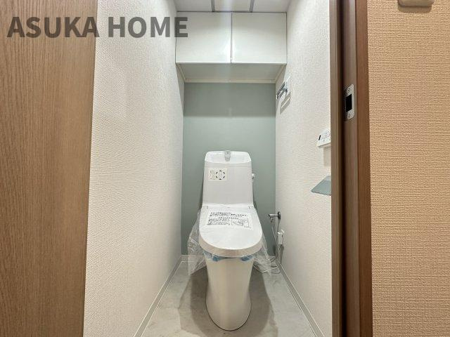 日吉第弐ハイムB棟のトイレ|新規交換済♪温水洗浄便座のトイレ設備です。トイレ上部にはあると便利な吊戸棚を設置！