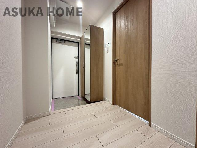 日吉第弐ハイムB棟の玄関|広々して使いやすそうな玄関です♪玄関横のミラー付きシューズボックスも嬉しい設備です♪