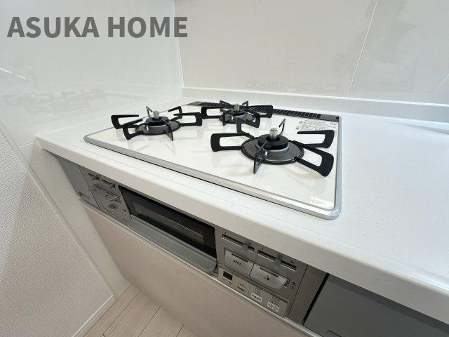 日吉第弐ハイムB棟のキッチン|三つ口コンロを採用♪一度に複数の調理が出来るので、家事の時短につながりますね♪