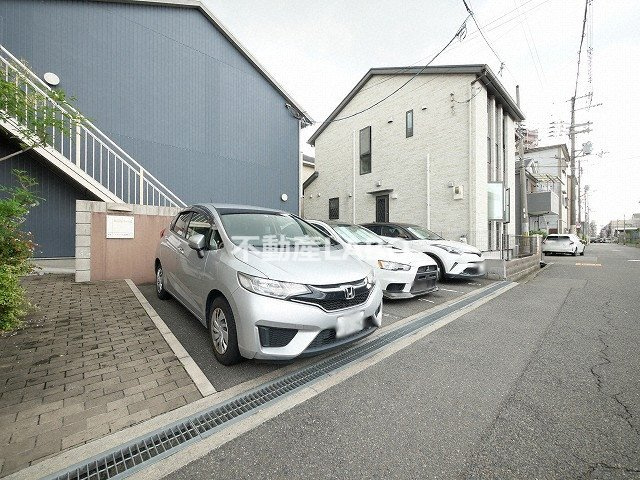 ベルリード加美北B棟の駐車場