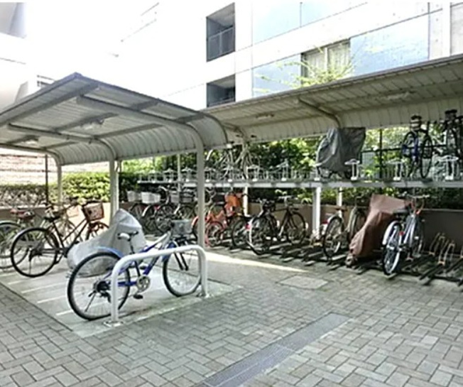 【駐輪場】 | イトーピア目白カレン | 屋根付きの駐輪場となっていますので、雨の日でも大切な自転車が濡れずに済みます。