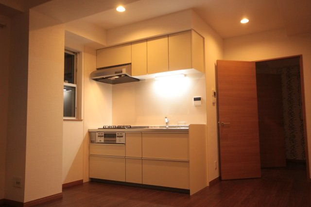 キッチン側面にも窓あります！