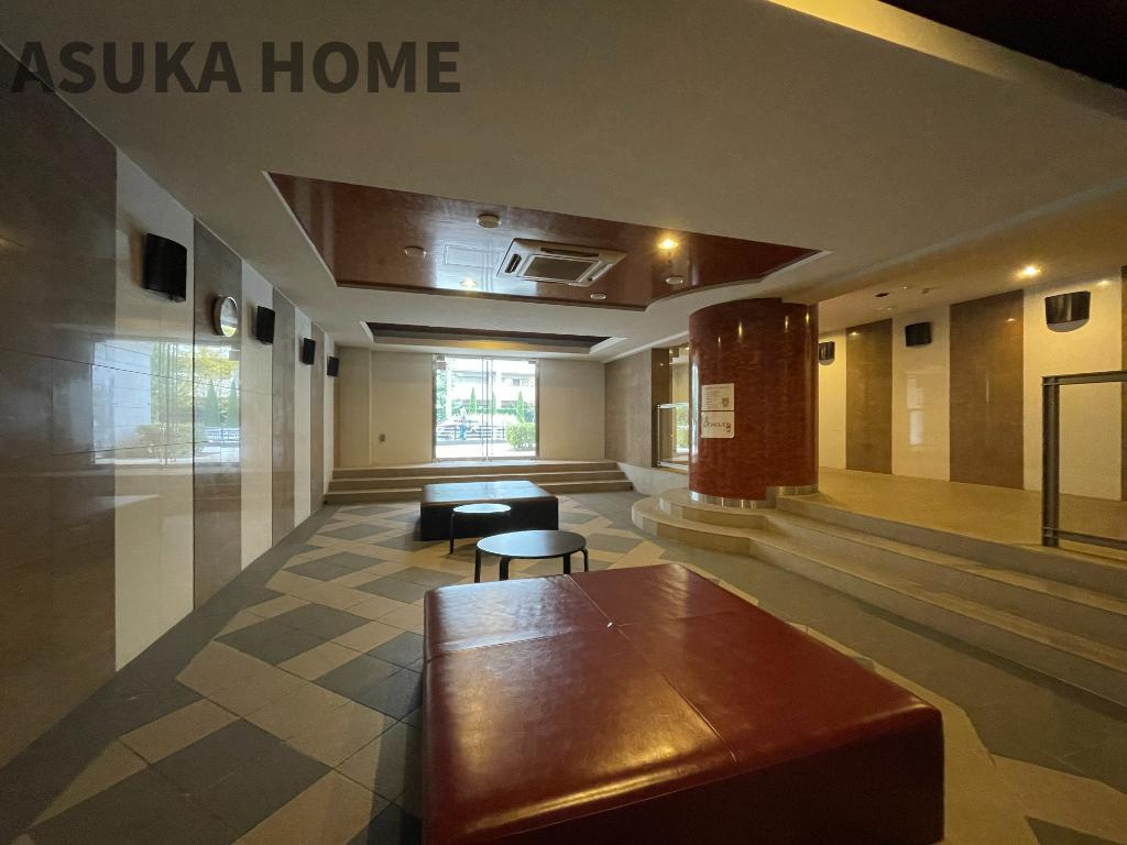 クオス横浜鴨居レジデンシャルステージ のその他共用部分|エントランスにはテーブルやソファーも完備♪