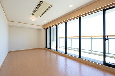 【居間・リビング】 | リバー＆タワー | こちらのリビングで趣味の時間をお楽しみください