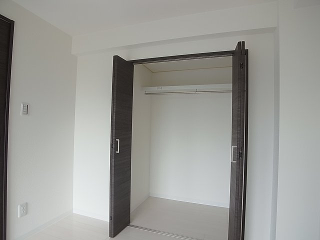 ラムール鈴蘭台南の収納|幅広の大きなクローゼットで収納力も豊富