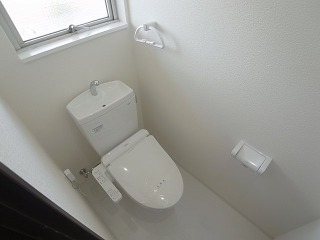 ラムール鈴蘭台南のトイレ|ウォシュレット導入、窓も有ります