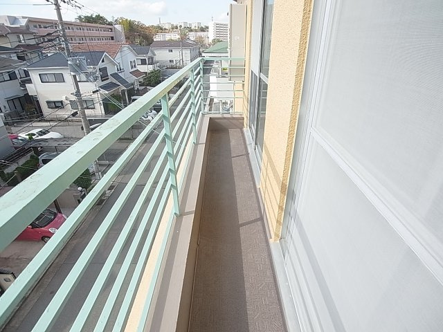 ラムール鈴蘭台南のバルコニー|日当たりの良いバルコニーで洗濯物も良く乾きます