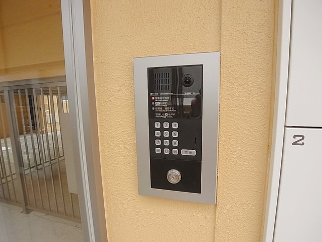 ラムール鈴蘭台南のセキュリティ|エントランスにはＴＶモニターフォン付きオートロック完備
