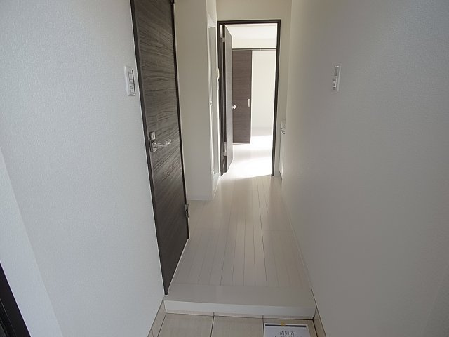 ラムール鈴蘭台南の玄関|玄関開けても室内が見えない設計です