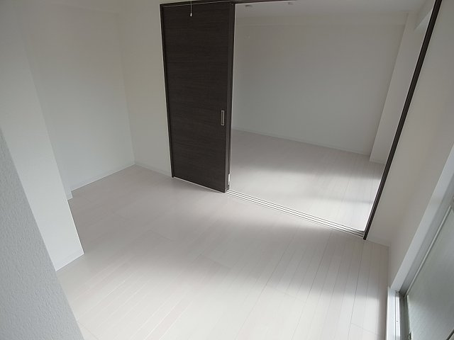 ラムール鈴蘭台南の居間・リビング|広々とした9.7帖の洋室は家具の配置ラクラクです