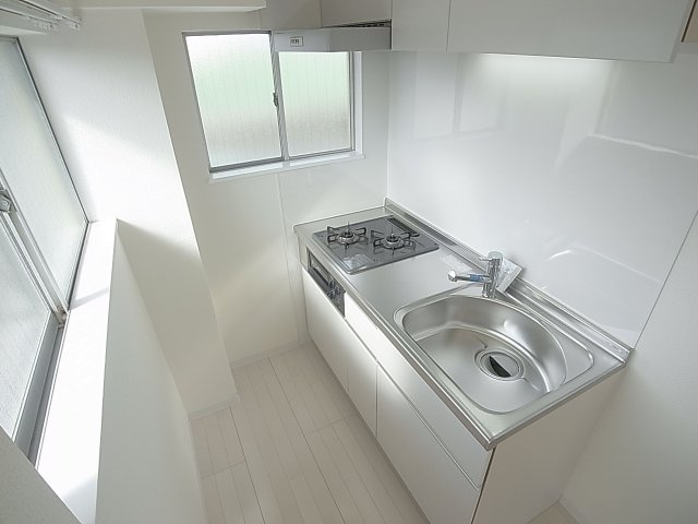 ラムール鈴蘭台南のキッチン|システムキッチン、２口ガスコンログリル付