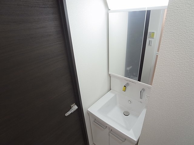 ラムール鈴蘭台南の洗面所|独立洗面・シャンプードレッサー