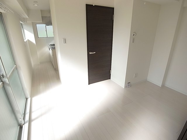 ラムール鈴蘭台南の居間・リビング|ダイニングスペースとして利用可能なキッチン