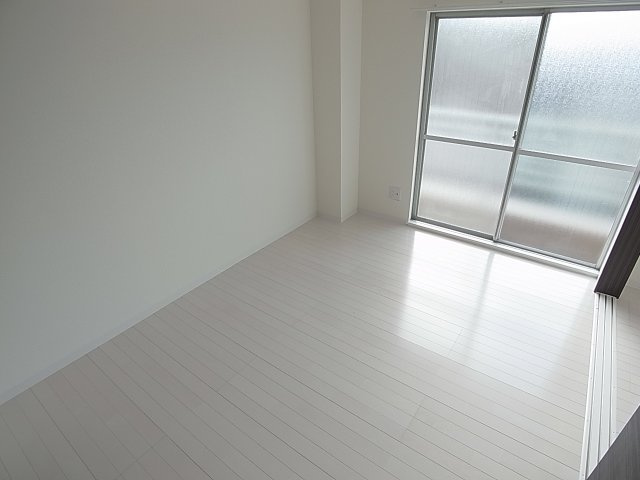 ラムール鈴蘭台南の内装|白ベースの明るいフローリングがより広く感じます