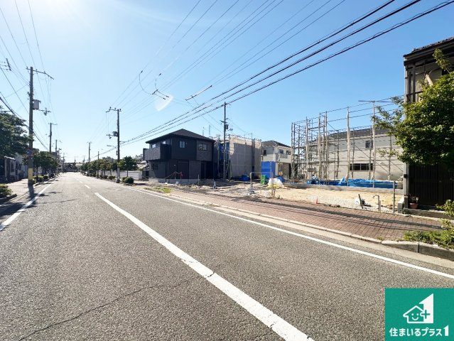 明石市日富美町　第1期　新築一戸建ての前面道路含む現地写真|周辺は閑静な住宅街！前面道路広々で車の出し入れも便利です。駐車が苦手な方でも安心して車庫入れできます！