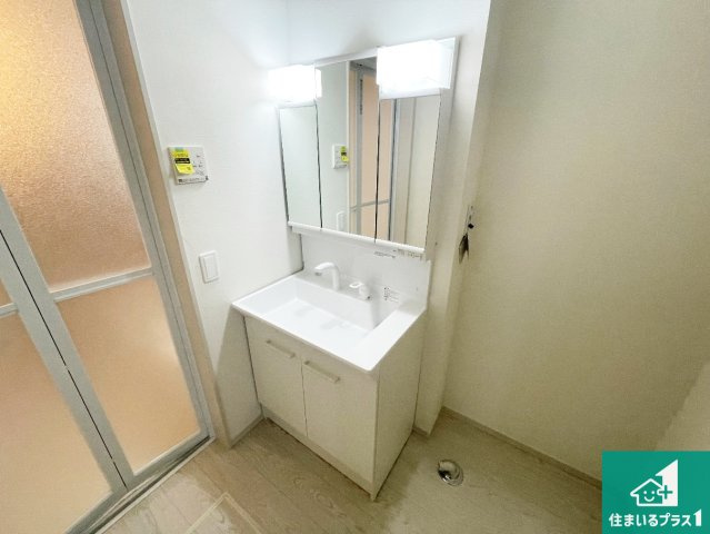伊丹市松ケ丘　第1期　新築一戸建ての独立洗面台|清潔感のある洗面台です。フラットな鏡は掃除がしやすく毎日清潔！鏡裏には収納があるのでスッキリとした洗面台が保てます。