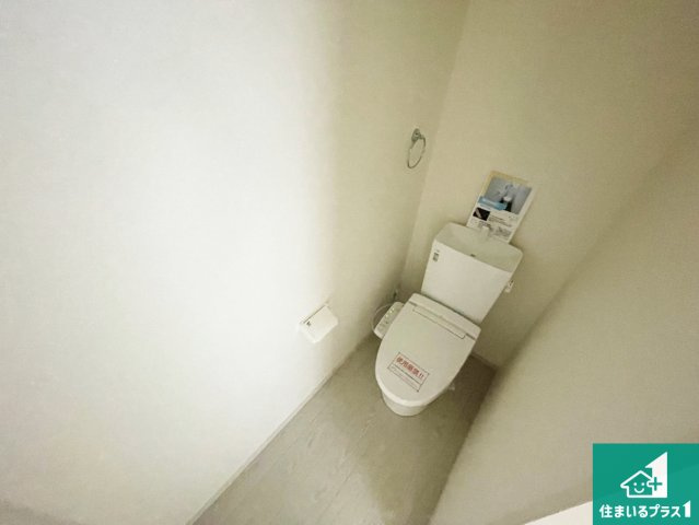 伊丹市松ケ丘　第1期　新築一戸建てのトイレ|1・2階の2ヶ所にあるので、朝の忙しい時間の順番待ちもなく、深夜の利用にも大変便利です。