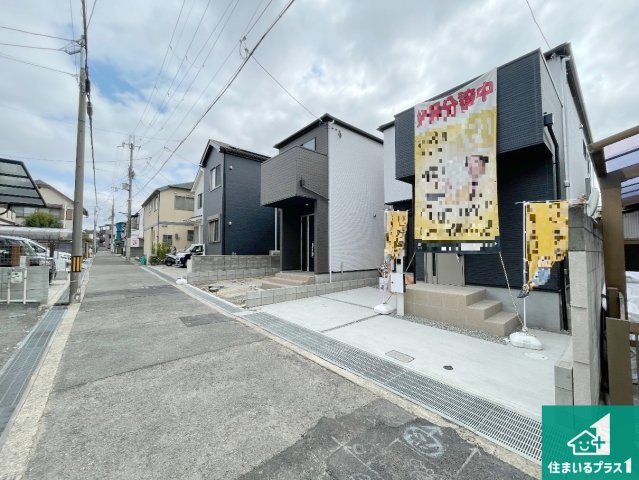 伊丹市松ケ丘　第1期　新築一戸建ての前面道路含む現地写真|周辺は閑静な住宅街！前面道路広々で車の出し入れも便利です。駐車が苦手な方でも安心して車庫入れできます！