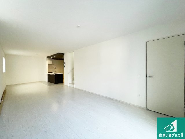 伊丹市松ケ丘　第1期　新築一戸建ての居間・リビング|日当たり良好の明るいリビングで朝の目覚めもスッキリできそう！対面キッチンでご家族のコミュニケーションも自然と増える設計！小さなお子様が遊ぶスペースを作っても広々とくつろげるLDK！