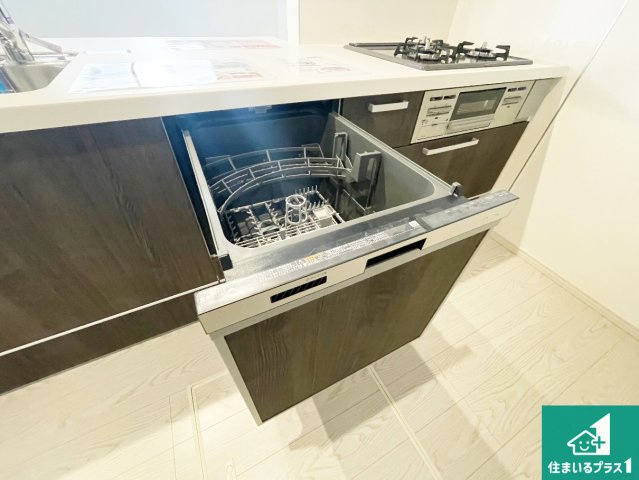 伊丹市松ケ丘　第1期　新築一戸建ての設備|食事後の一仕事、食器洗いをボタン一つでお任せできちゃいます！場所を取らないビルトイン式なので、お料理スペースもしっかり確保！