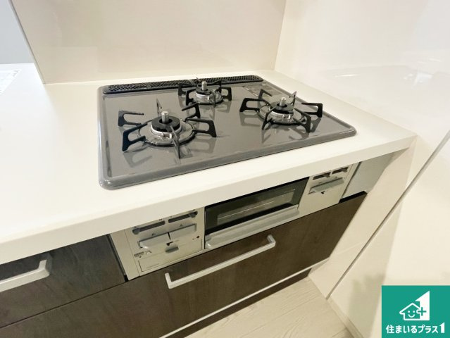 伊丹市松ケ丘　第1期　新築一戸建ての設備|ダブル高火力Ｓｉセンサー付きコンロ！３口あるので、まとめて料理をする時も大活躍！