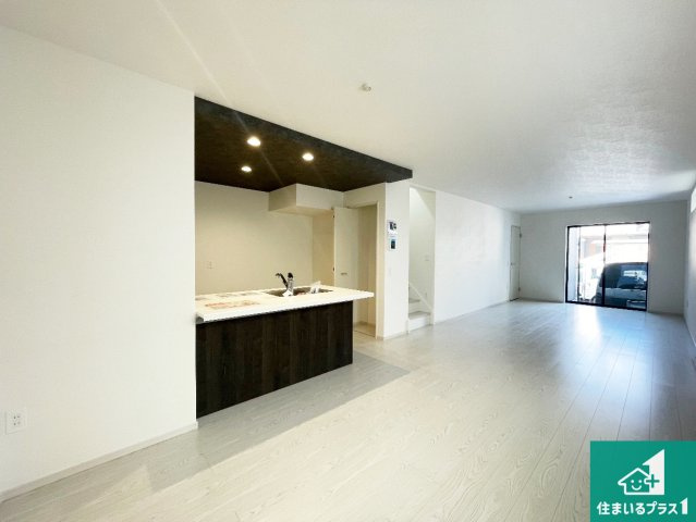 伊丹市松ケ丘　第1期　新築一戸建ての居間・リビング|シンプルなリビングは、観葉植物等のインテリアを楽しめますね！パパ好みにも、ママ好みにも家具次第で雰囲気を変えることができます！